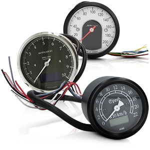 Varios velocímetros y cuentarrevoluciones analógicos para motos con conexión por cable.
